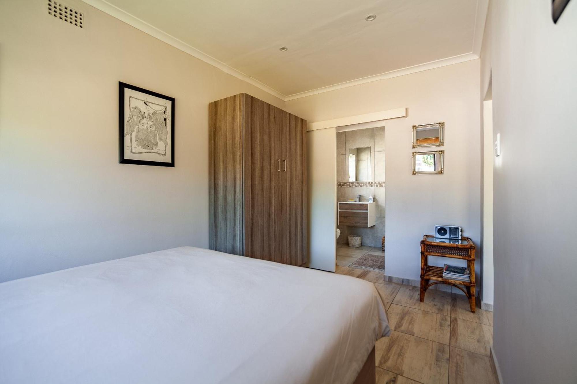Modern Cozy Near Beach- 1 Bedroom Apartment *