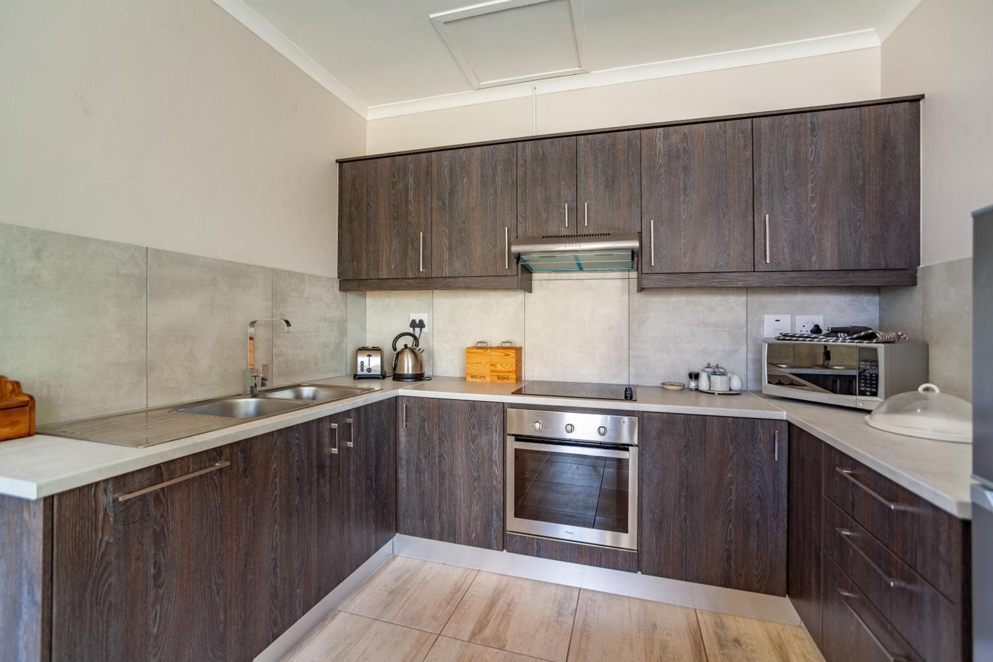 Modern Cozy Near Beach- 1 Bedroom *